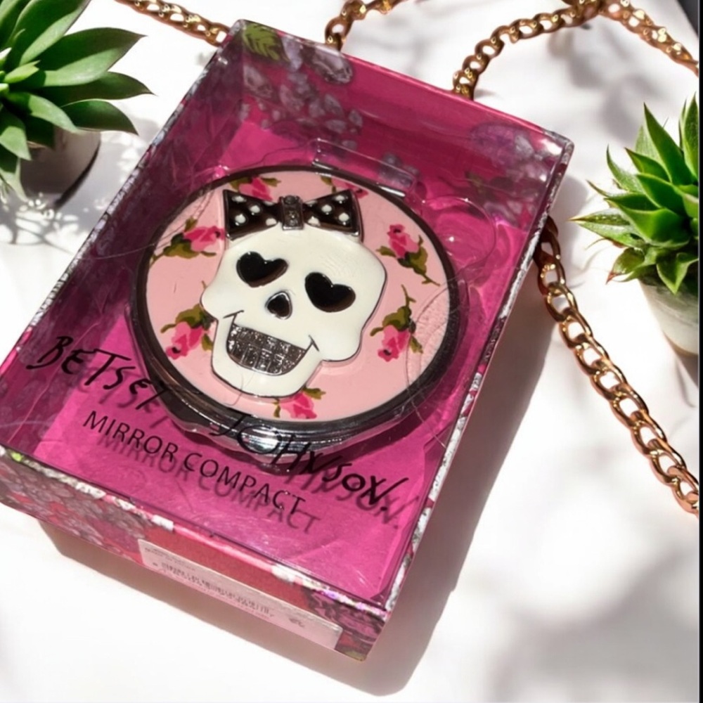 DEAD STOCK 💀🎀 Betsey Johnson Skull Mirror Compact